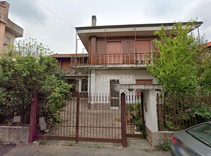 Casa con 8 locali in vendita in Via Giuseppe Giacosa, Seregno