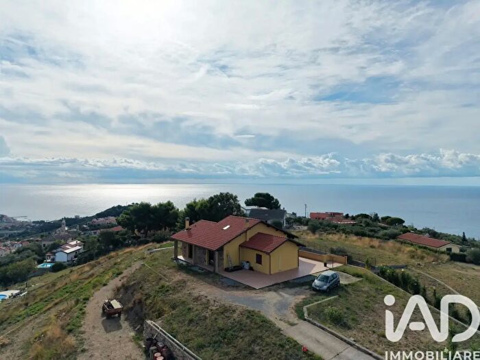 Casa con 9 locali in vendita in Strada Civezza, Imperia