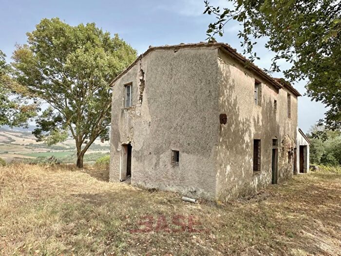Casa con 8 locali in vendita in Via Roma, Montescudaio
