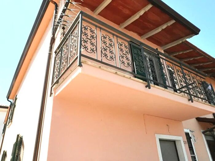 Casa quadrilocale in vendita in Luni