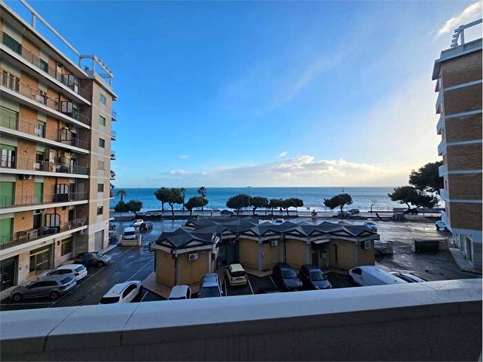 Appartamento trilocale in affitto in Via lungomare, Catanzaro Lido, Catanzaro