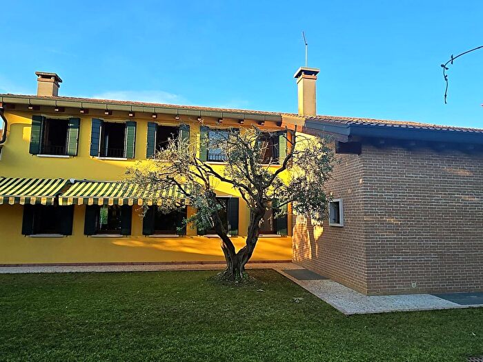 Casa con 8 locali in vendita in Via Buson, San Giorgio Delle Pertiche