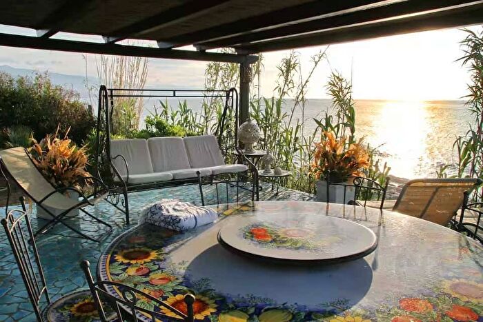 Appartamento trilocale in affitto in Caronia