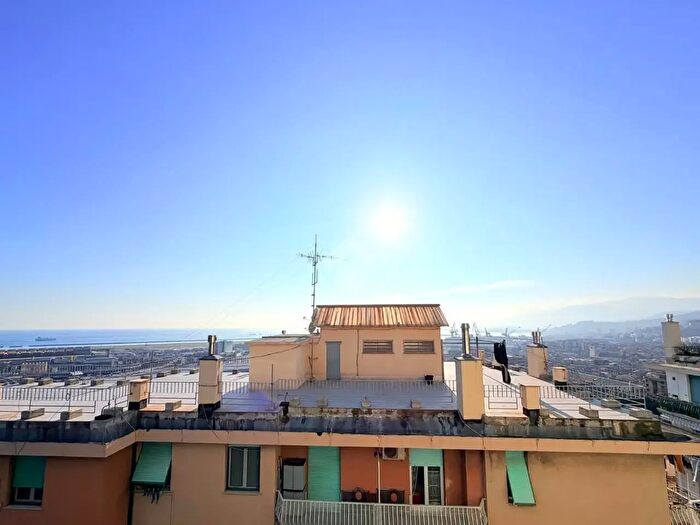 Appartamento trilocale in vendita in Via l Calda, Genova