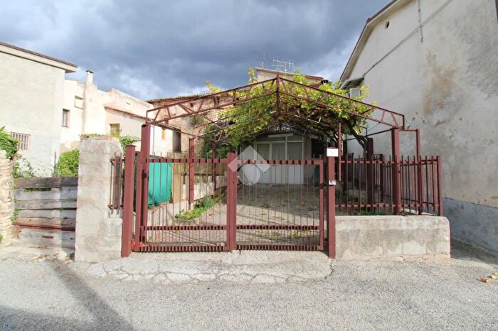 Appartamento trilocale in vendita in Frazione Villa Camera, Campli
