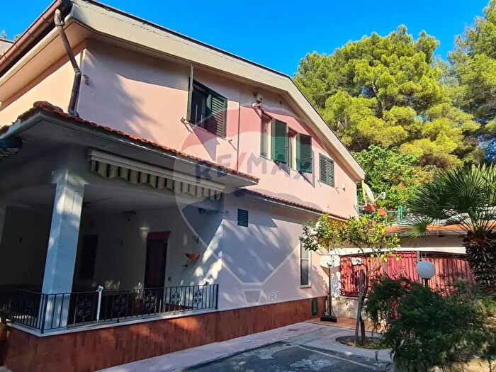 Casa con 8 locali in vendita in Località Piano Piccolo Snc, Vieste