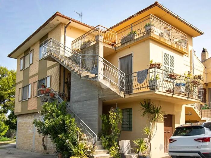 Casa con 5 locali in vendita in Contrada Monti, Monterubbiano