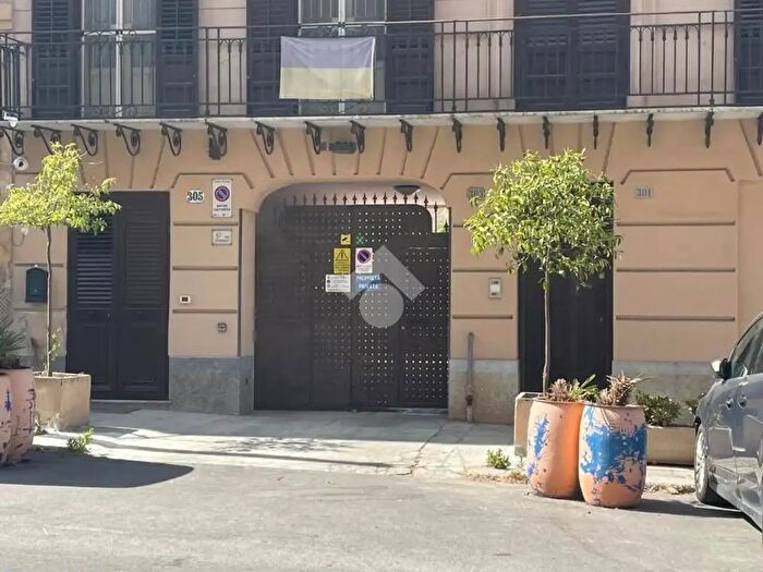Appartamento quadrilocale in affitto in Via Cappuccini, Palermo