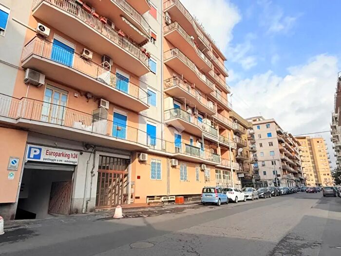 Appartamento trilocale in vendita in Via Ammiraglio Caracciolo, Catania