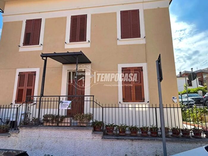 Appartamento trilocale in vendita in Via Chiaravalle, Ancona