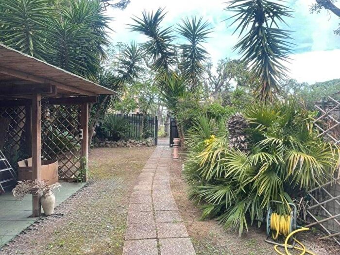 Casa quadrilocale in affitto in Via Cesenatico, Fregene, Fiumicino