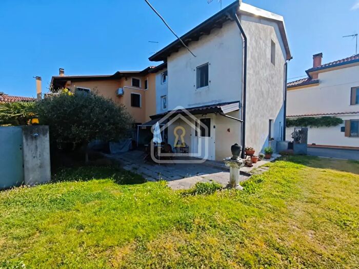 Casa con 5 locali in vendita in Via Pascoli, Varmo