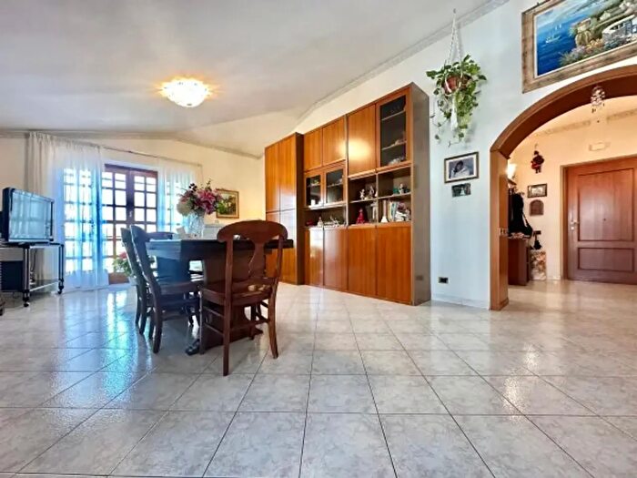 Appartamento trilocale in vendita in Via Foresta, Roma