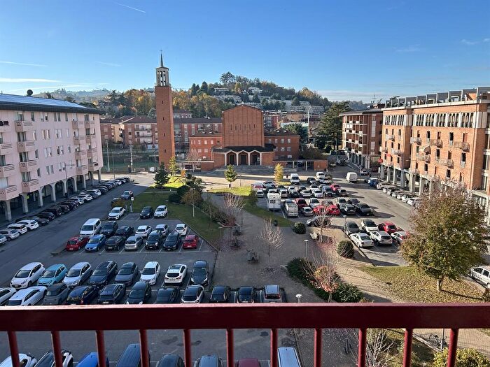 Appartamento con 5 locali in vendita in Piazza Cristo Re, Alba