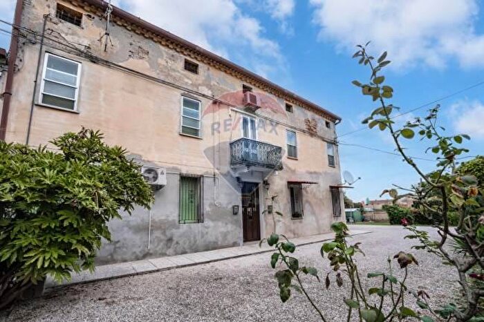 Appartamento con 5 locali in vendita in Via Zappaterra, Copparo