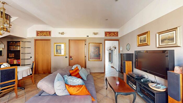 Appartamento trilocale in vendita in Via Luigi Borgomainerio, Milano