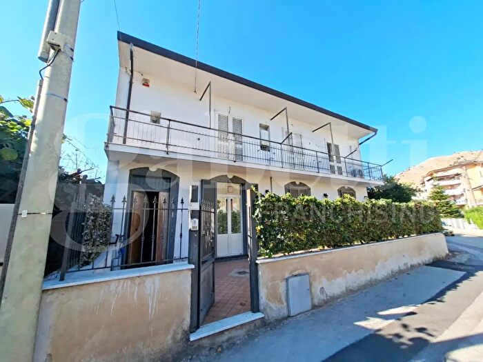 Casa con 5 locali in vendita in Vairano Scalo Snc, Vairano Patenora