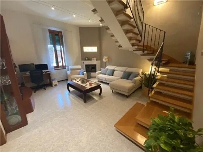 Appartamento con 6 locali in vendita in Capraia E Limite