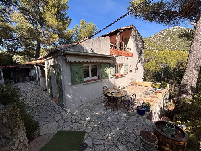 Casa quadrilocale in vendita in Gémenos