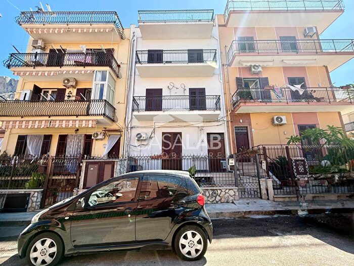 Appartamento trilocale in vendita in Via Palermo, Capaci