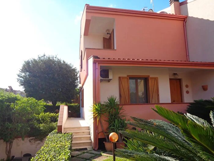 Casa con 8 locali in vendita in Carbonia
