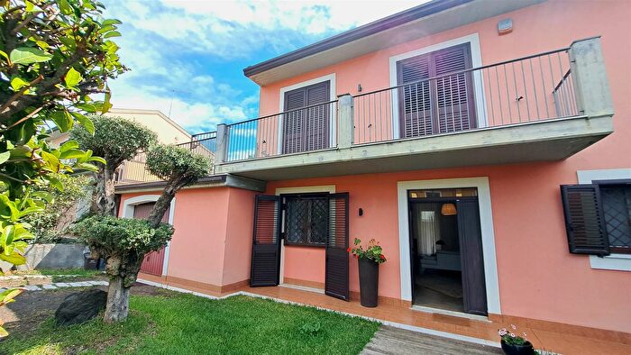 Casa con 8 locali in vendita in Via Ispettore Capo Fiippo Raciti Viagrande, Viagrande