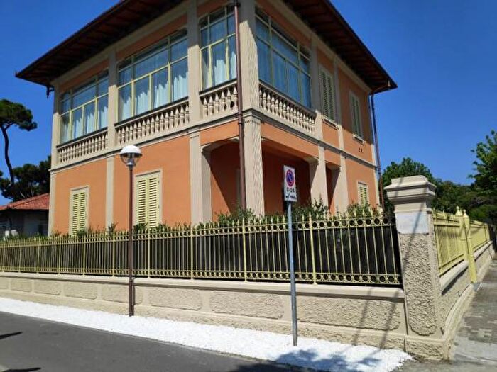 Casa con 6 locali in vendita in Forte Dei Marmi