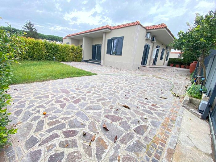 Casa quadrilocale in affitto in Via San Nullo, Licola Paese, Giugliano in Campania