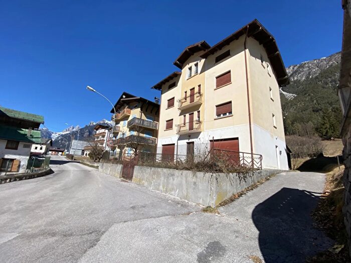 Casa con 13 locali in vendita in Piazza Regina Pacis, Auronzo Di Cadore