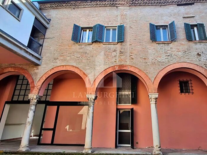 Casa con 8 locali in vendita in Via Belfiore, Ferrara