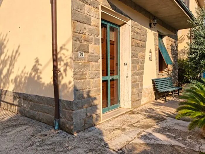 Casa con 6 locali in vendita in Via San Giuseppe, Carmignano