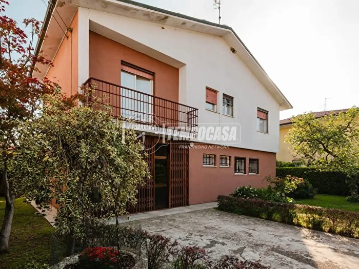 Casa quadrilocale in vendita in Via Villasche, Chiari