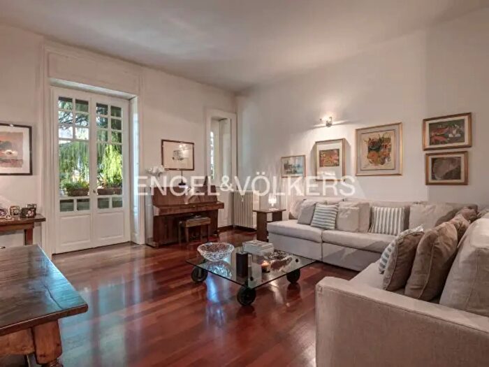 Appartamento trilocale in vendita in Via Francesco Crispi, Como