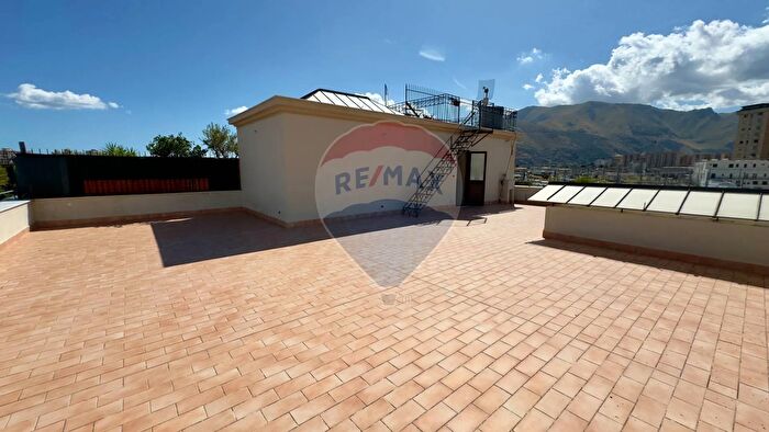 Appartamento con 6 locali in vendita in Piazza Ponte Ammiraglio, Palermo