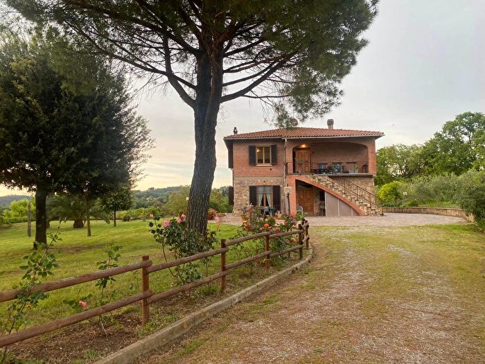 Casa con 6 locali in vendita in Torrita Di Siena