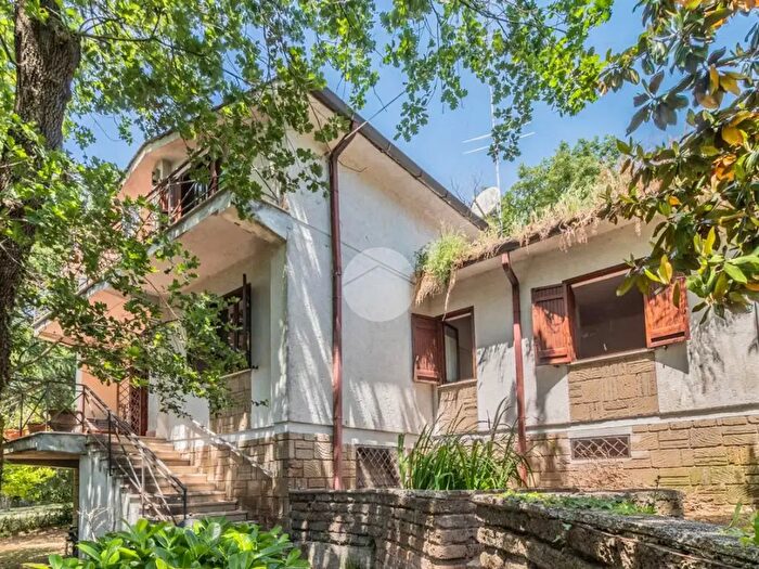 Casa con 12 locali in vendita in Via delle Robinie, Nepi