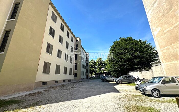 Appartamento trilocale in vendita in Via La Loggia, Torino