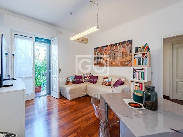 Appartamento bilocale in affitto in Via Eugenio Torelli Viollier, Maggiolina, Milano