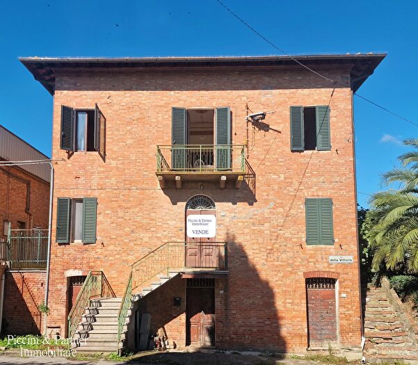 Casa con 11 locali in vendita in Via della Vittoria, Castiglione Del Lago