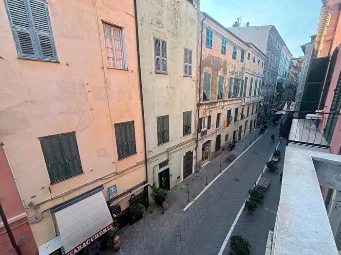 Appartamento quadrilocale in vendita in Via Giuseppe Garibaldi, Ventimiglia