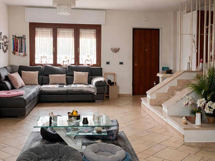 Casa con 6 locali in affitto in Via Andrea Gabrieli, Q, Latina