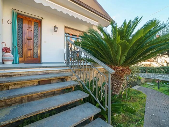 Casa con 10 locali in vendita in Montecatini Terme