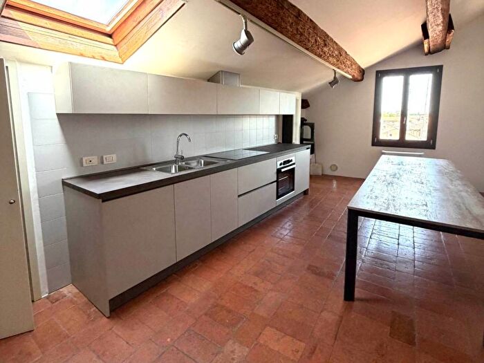 Appartamento con 6 locali in affitto in Via Montebello, Centro Storico, Ferrara