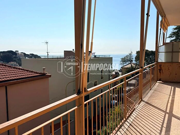 Appartamento trilocale in vendita in Via Milano, Celle Ligure