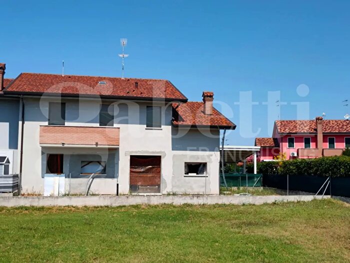 Casa con 5 locali in vendita in Porto Viro