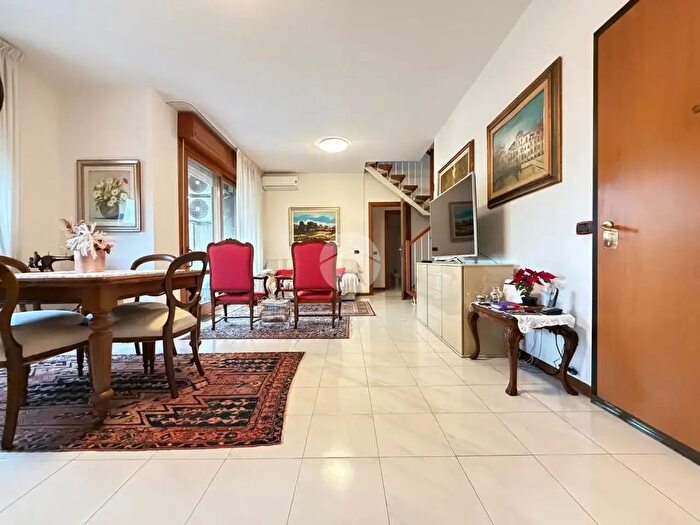 Appartamento quadrilocale in vendita in Via del Pianeta Urano, Roma