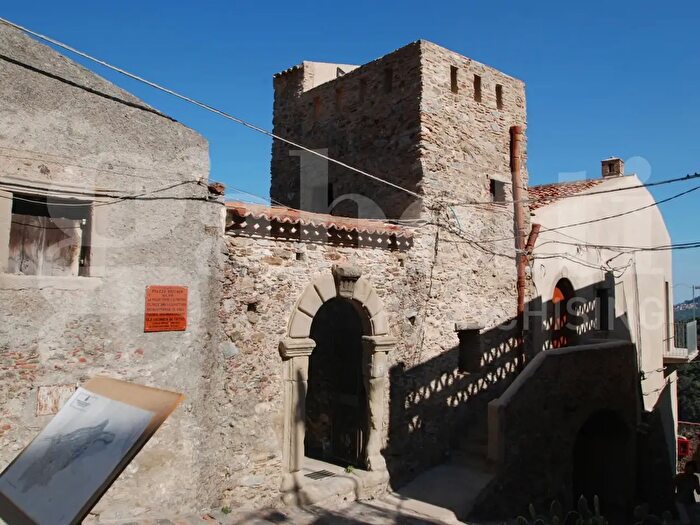 Casa con 13 locali in vendita in Piazza Vecchia Snc, Casalvecchio Siculo