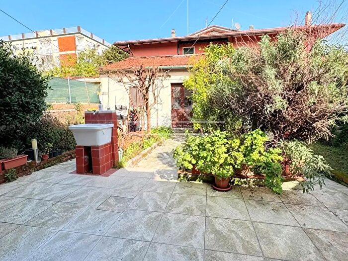 Casa quadrilocale in vendita in Carrara