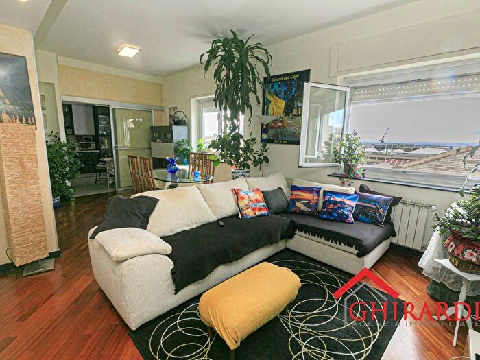 Appartamento trilocale in affitto in Via Insurrezione Aprile, Sestri Ponente, Genova