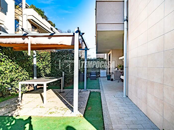 Appartamento trilocale in vendita in Via Novembre, Caronno Pertusella